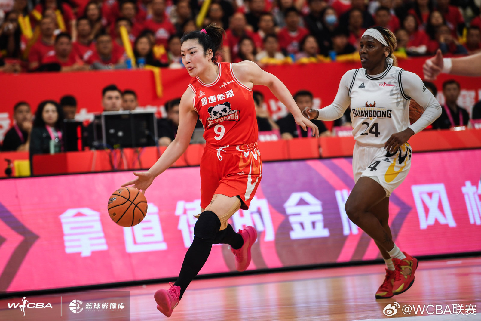 广东女篮爆冷夺冠 团队篮球风格助其战胜卫冕冠
