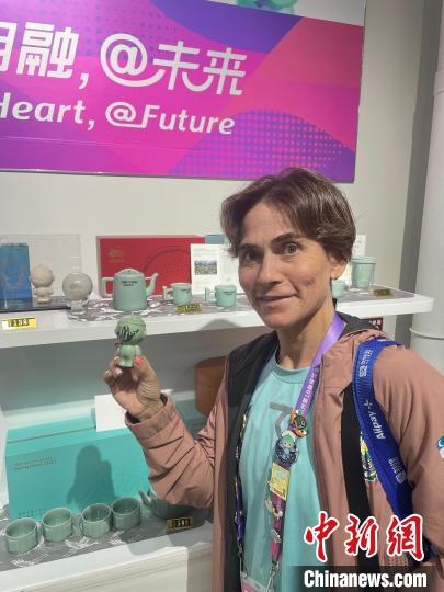 杭州亚运会吉祥物“龙泉瓷娃”引国际运动员追