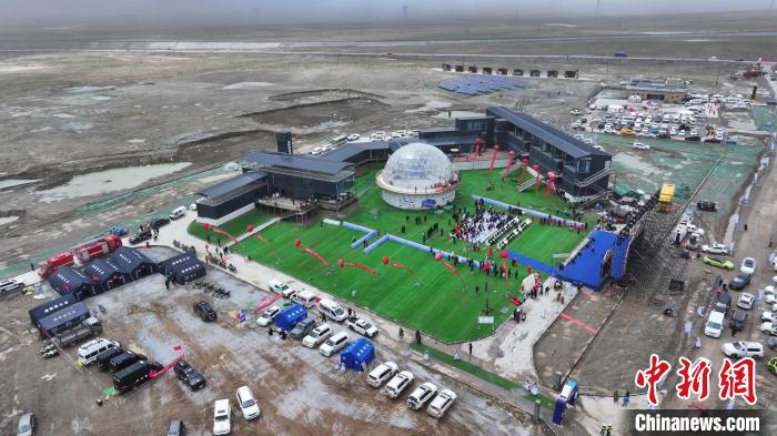 玉珠峰国际登山小镇正式开营 火炬传递点燃登山