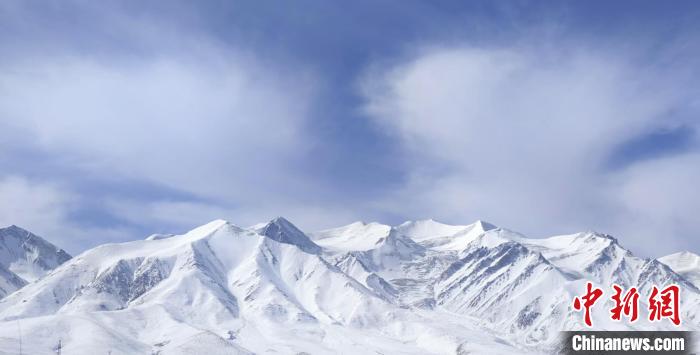 玉珠峰国际登山小镇正式开营 火炬传递点燃登山