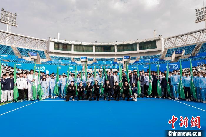 首届中国青少年网球城市挑战赛武汉开赛 33支队
