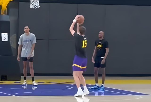 残阵湖人强势掀翻火箭 系列赛2-0领先引热议