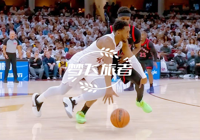 哈登替补席捡球遭巴雷特怒斥，边界感成焦点